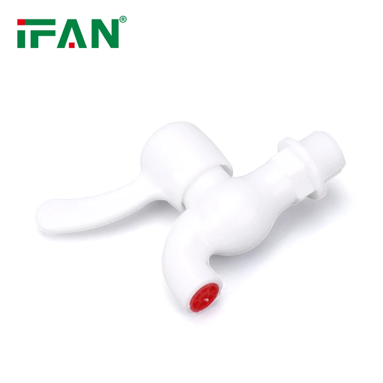 Bijele PVC slavine vode